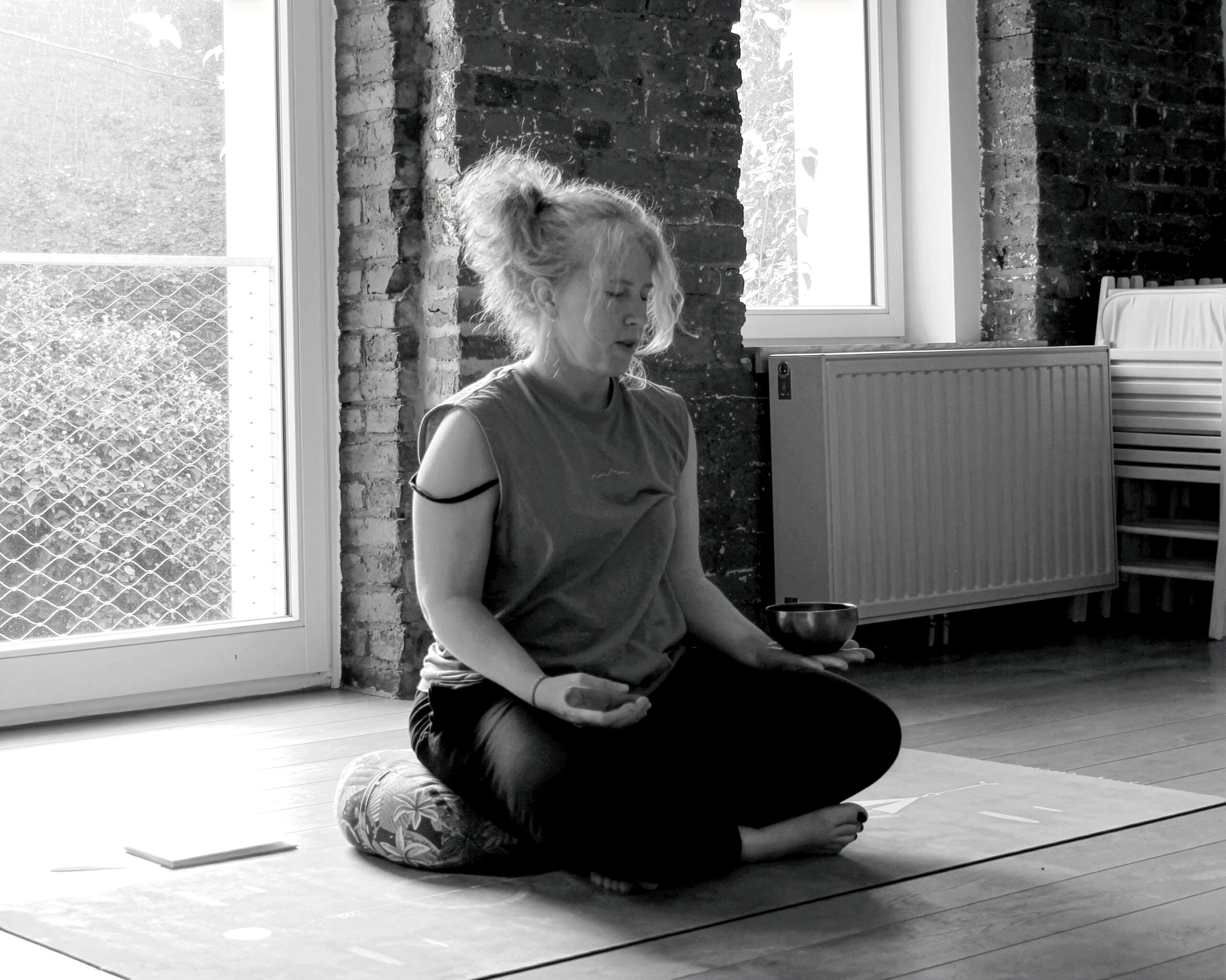 Professeure de yoga assise en tailleur ©MakaraYoga